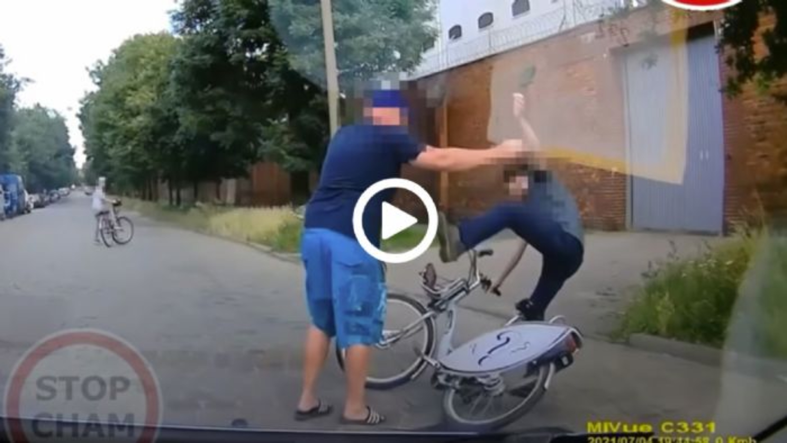 «Βουνό» τσακίζει ποδηλάτη [video]